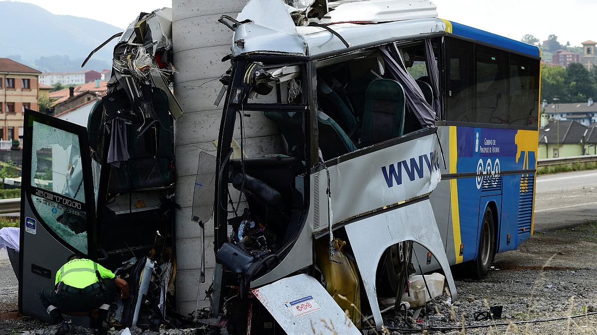 Cinco muertos y 15 heridos en un accidente de autobús en España