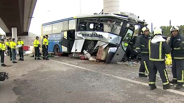 Der Bus raste frontal gegen einen Brückenpfeiler. Der Bus raste frontal gegen einen Brückenpfeiler.