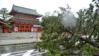 Depois de ter atingido Shikoku, o tufão está agora a percorrer Honshu
