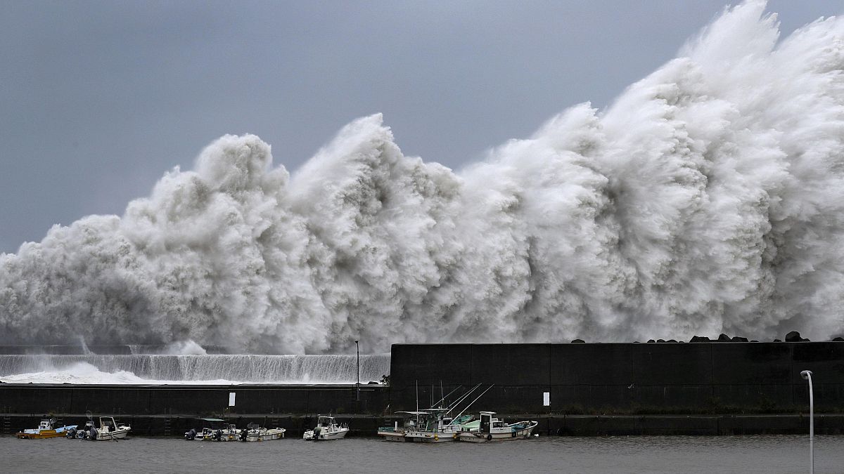 شاهد : "جيبي"....أقوى إعصار يضرب اليابان منذ 1993 
