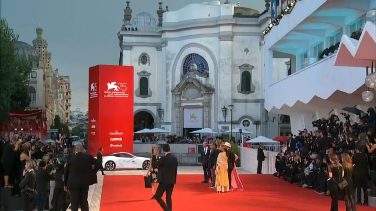 السجاد الأحمر لاستقبال ضيوف مهرجان البندقية السينمائي 