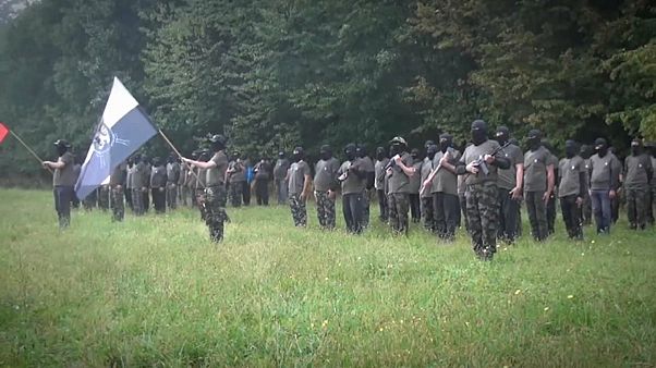 Grupo paramilitar causa alarme na Eslovénia Grupo paramilitar causa alarme na Eslovénia