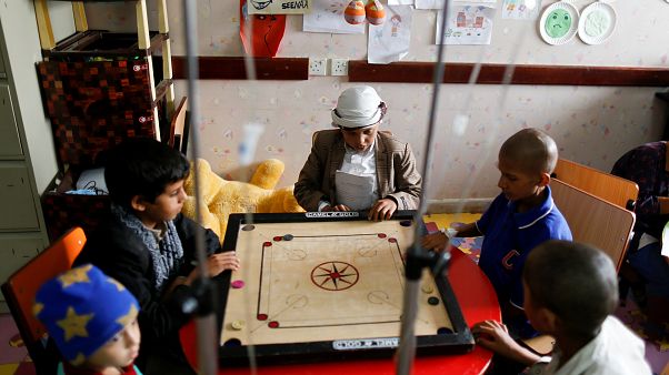 Unos niños jugando mientras reciben quimioterapia Unos niños jugando mientras reciben quimioterapia