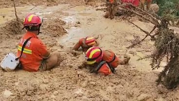 شاهد: آلاف المنقذين الصينيين يواصلون البحث عن مفقودين بسبب الفيضانات