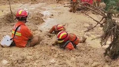 تلاش امدادگران برای یافتن افراد مفقود شده در سیلاب چین