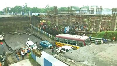 شاهد: انهيار جسر وسقوط 12 مركبة عنه في الهند