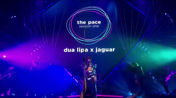 Dua Lipa, creare musica guidando una Jaguar Dua Lipa, creare musica guidando una Jaguar