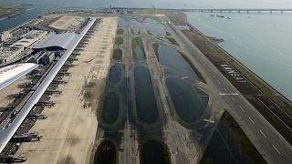 مطار غمرته مياه الإعصار
