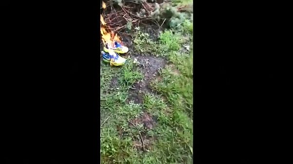 تحریم نایک و آتش زدن محصولات آن به دنبال انتخاب ورزشکار جنجالی برای تبلیغات تحریم نایک و آتش زدن محصولات آن به دنبال انتخاب ورزشکار جنجالی برای تبلیغات