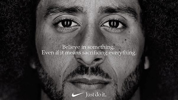 Campanha de Kaepernick criticada por Trump já está a render à Nike Campanha de Kaepernick criticada por Trump já está a render à Nike