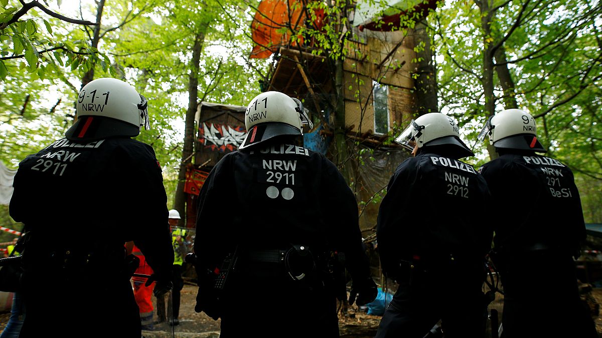 Polizei gegen Baumlager im Hambacher Forst - 10 Fotos