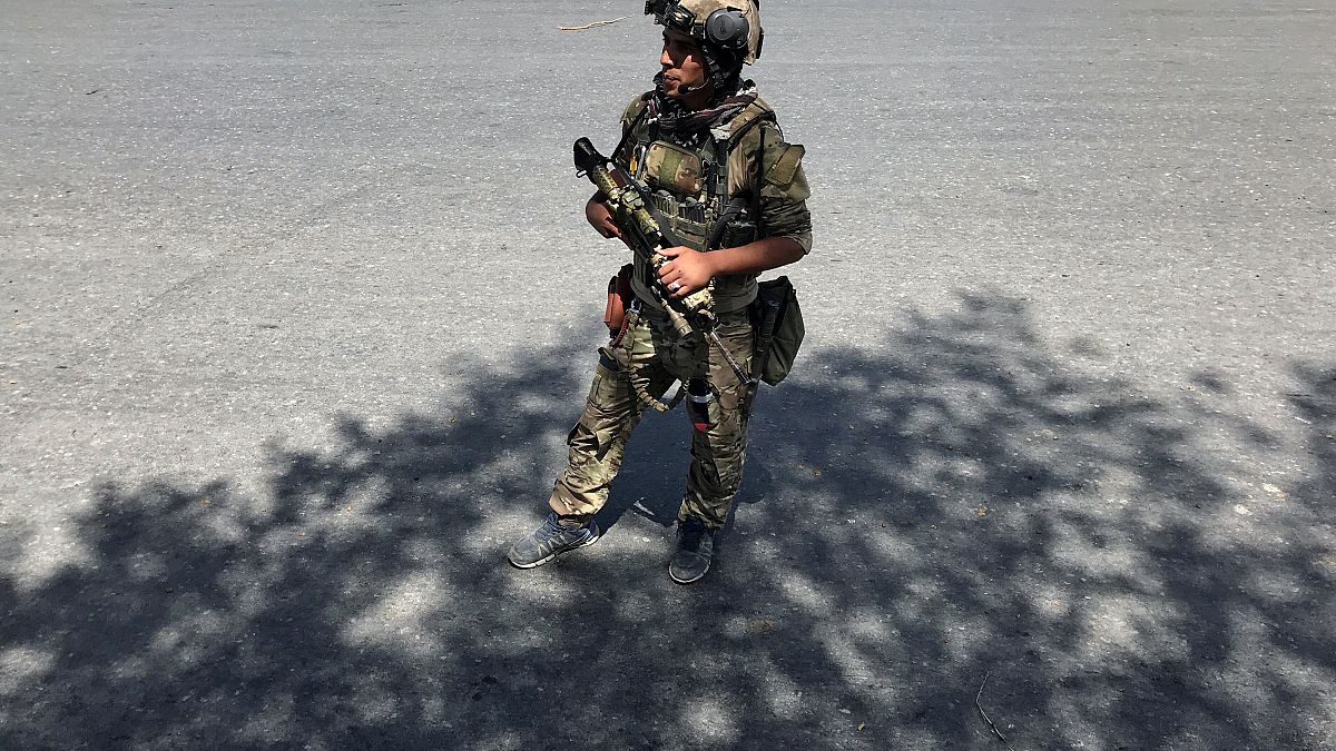 Ein afghanischer Soldat kontrolliert in Kabul.