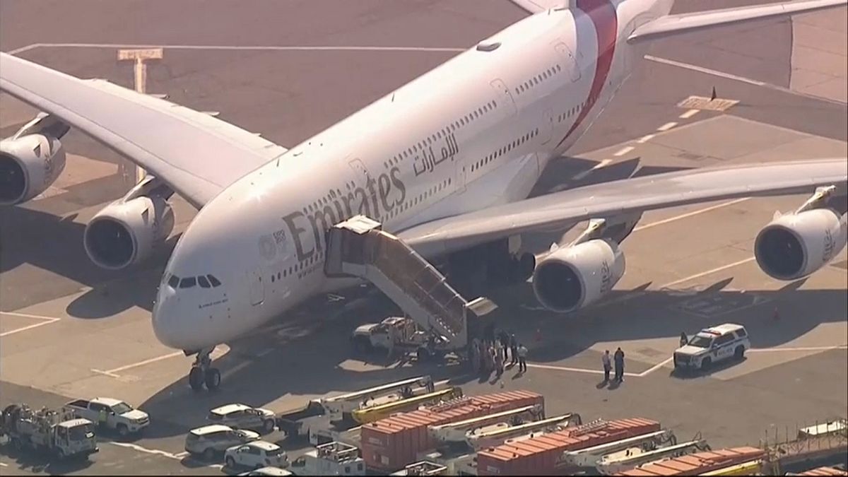 فيديو من داخل الطائرة الإماراتية بعد إصابة 10 ركاب بوعكة صحية في رحلة بين دبي ونيويورك