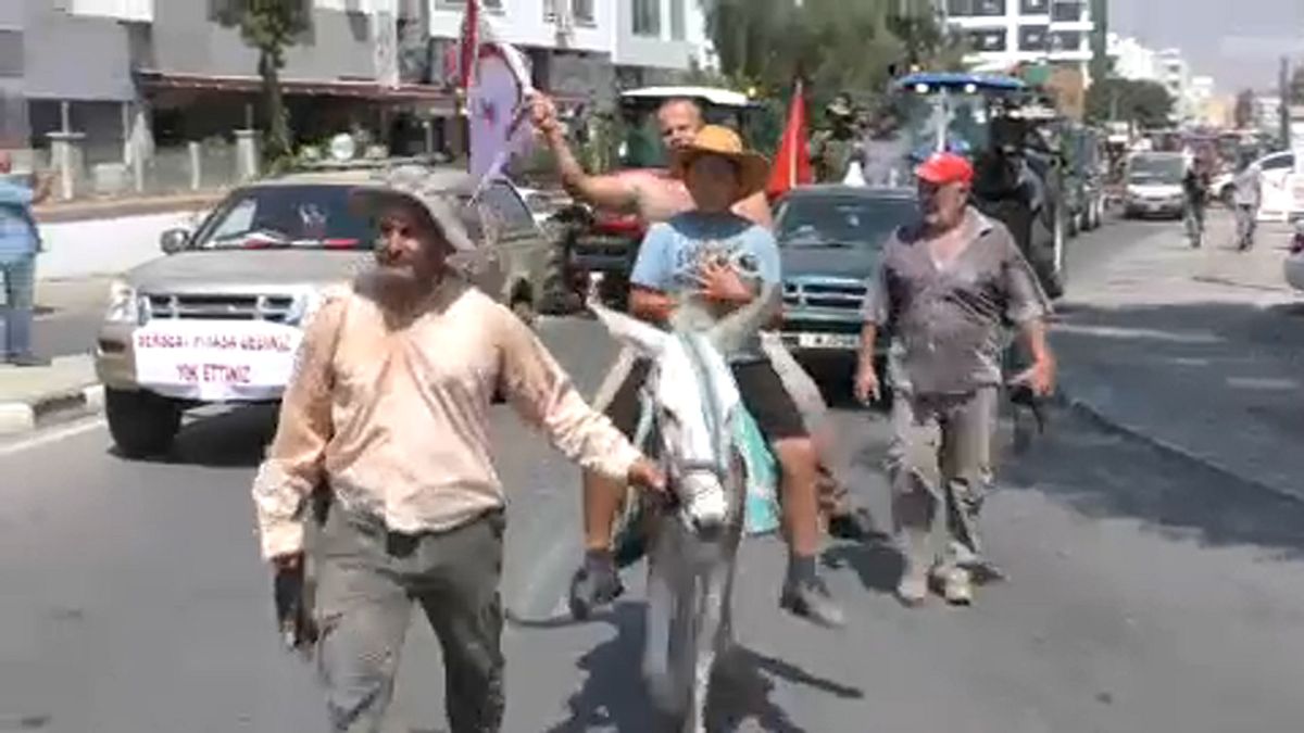 Κατεχόμενα: Επεισόδια σε συλλαλητήριο αγροτών έξω από το «υπουργείο» Γεωργίας