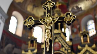 لاتفيا: قس كاثوليكي في الثالثة والسبعين يشترى طفلا معاقا عقليا ويغتصبه
