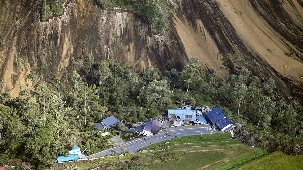 Un terremoto deja 9 muertos y decenas de desaparecidos en Japón Un terremoto deja 9 muertos y decenas de desaparecidos en Japón