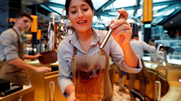 Starbucks sfida il caffè italiano Starbucks sfida il caffè italiano
