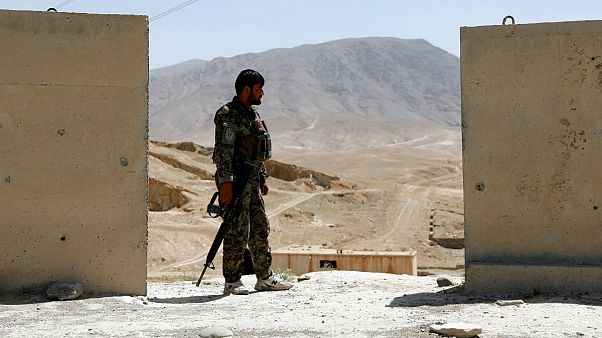 پلیس افغان هشت همکارش را کشت و جسدشان را آتش زد پلیس افغان هشت همکارش را کشت و جسدشان را آتش زد