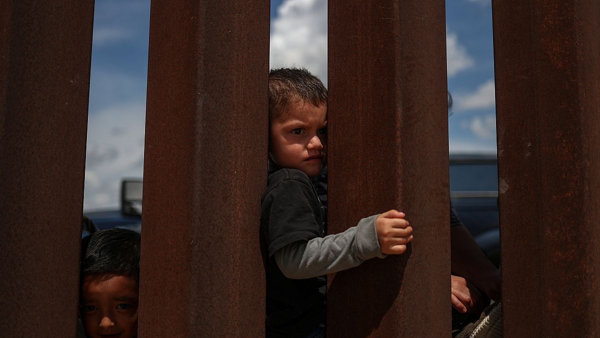  طفل مكسيكي على حدود بلاده مع الولايات المتحدة الأمريكية