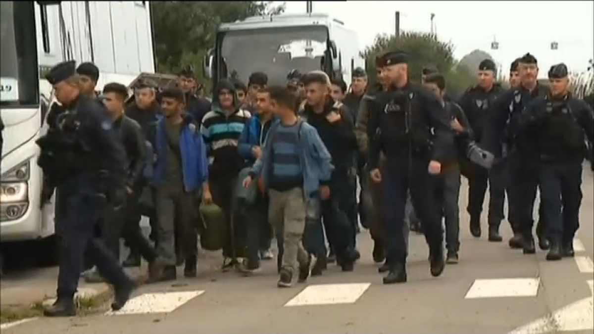 شاهد: الشرطة الفرنسية تخلي ثالث مخيم للمهاجرين منذ بداية السنة بشمال فرنسا 