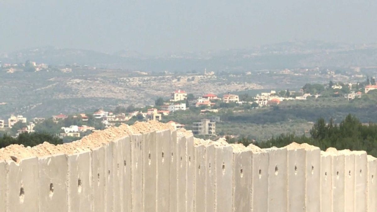 إسرائيل تبني جدارا إسمنتيا جديدا على الحدود مع لبنان للاحتماء من هجمات محتملة لحزب الله 