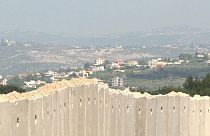 إسرائيل تبني جدارا إسمنتيا جديدا على الحدود مع لبنان للاحتماء من هجمات محتملة لحزب الله 