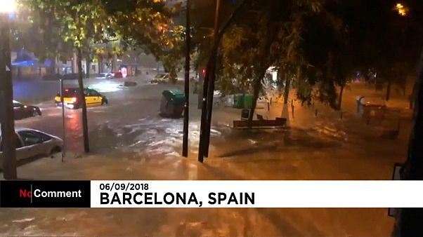 El agua inunda un barrio de Barcelona El agua inunda un barrio de Barcelona