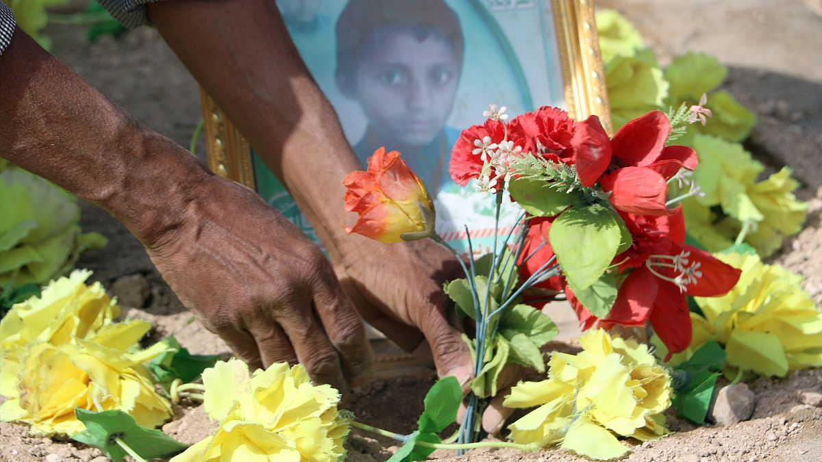 شاهد: مقبرة جديدة لأطفال الحافلة التي قصفت في صعدة. وأب يصف كيف وجد جثة ابنه "أشلاء" 