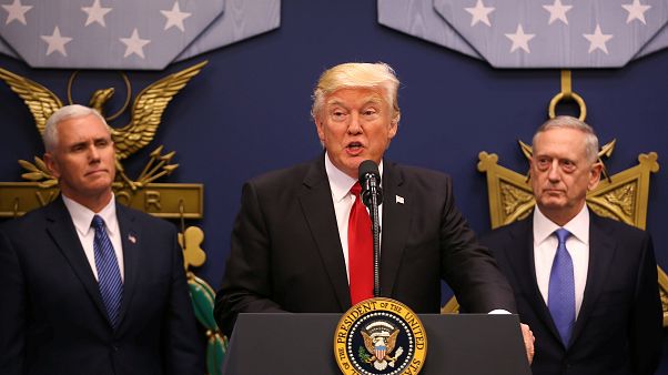 Donald Trump, Mike Pence et James Mattis le 27 janvier 2017 Donald Trump, Mike Pence et James Mattis le 27 janvier 2017