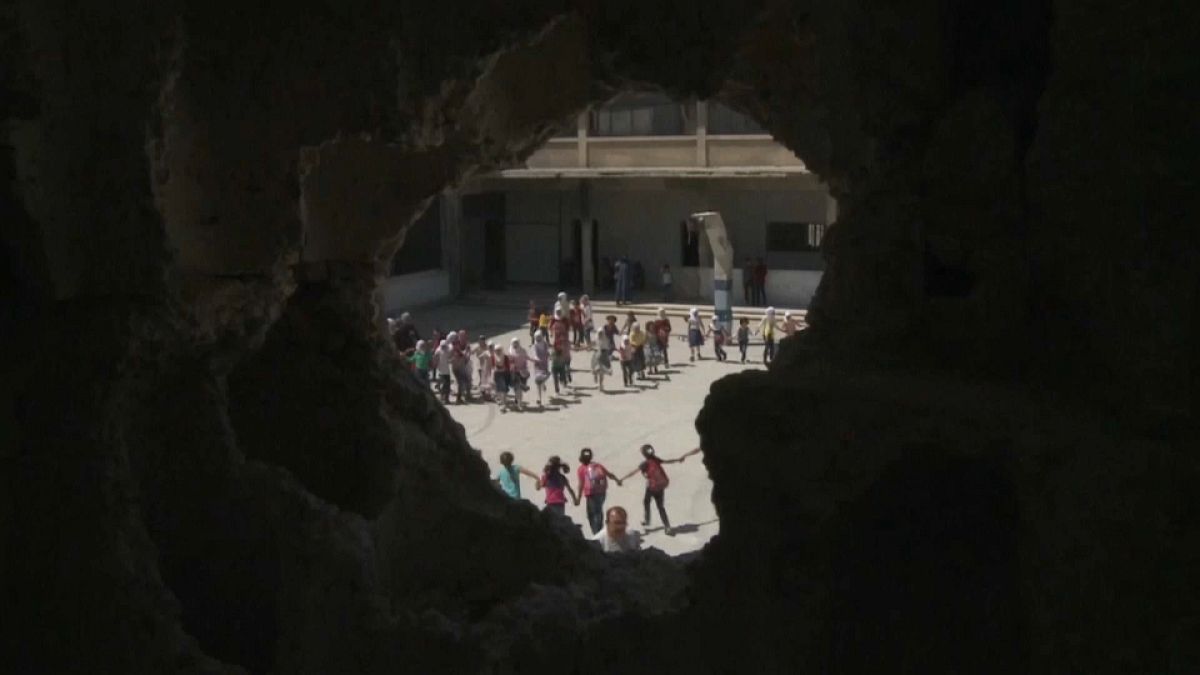 أطفال يعودون إلى المدارس في سوريا وآخرون لاجئون يحرمون المساعدات 