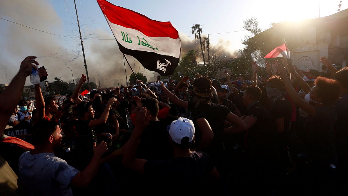 Basra halkı yolsuzluğa isyan etti, Meclis acil toplandı
