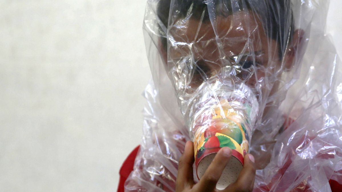 کودکی با ماسک دست ساز در استان ادلب