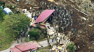زلزال اليابان: شاهد عمال الإغاثة يبحثون عن ناجين وسط الأنقاض