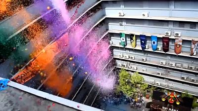 شاهد: منثورات ملونة تزين سماء جامعات فلبينية