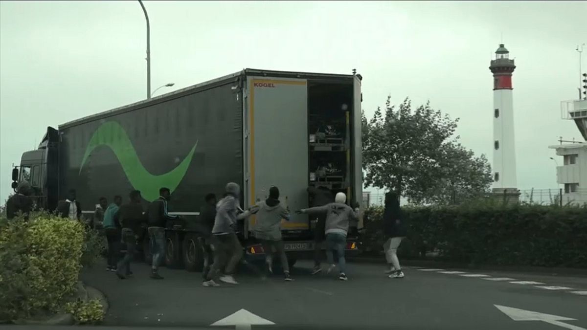 شاهد: مهاجرون يركضون خلف الشاحنات للتسلل من فرنسا إلى بريطانيا