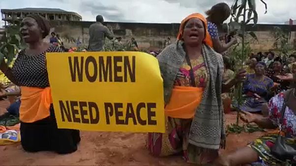 Mulheres manifestam-se contra abusos nos Camarões Mulheres manifestam-se contra abusos nos Camarões