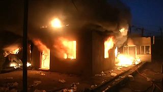 عراقيون يضرمون النار في مقر القنصلية الإيرانية في البصرة