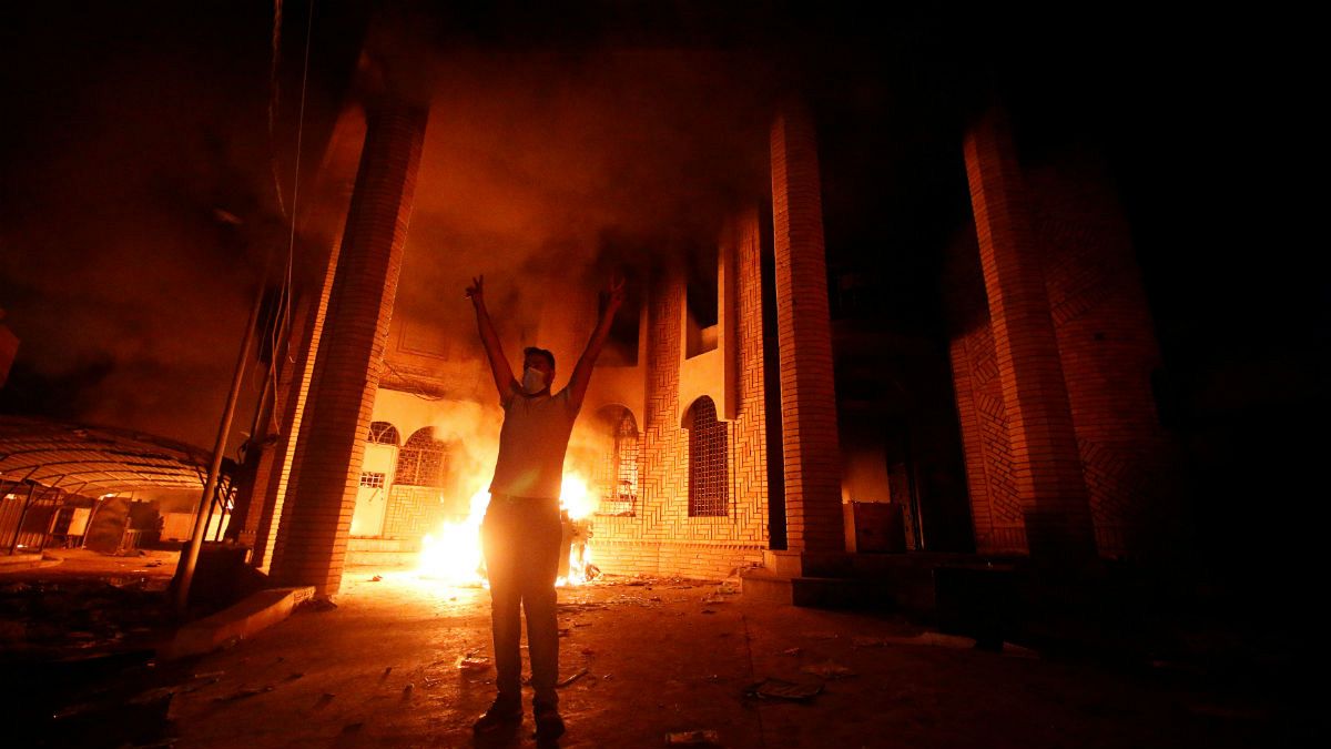 معترضان خشمگین کنسولگری ایران در بصره را به آتش کشیدند