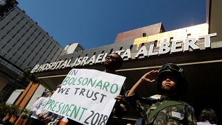 Apoiantes de Bolsonaro junto ao hospital onde o candidato foi internado