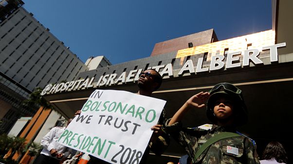 Apoiantes de Bolsonaro junto ao hospital onde o candidato foi internado Apoiantes de Bolsonaro junto ao hospital onde o candidato foi internado