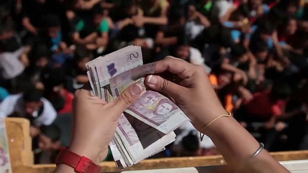 شاهد: مئات الأطفال في البارغواي يتدافعون لالتقاط نقود متطايرة والسبب.. شاهد: مئات الأطفال في البارغواي يتدافعون لالتقاط نقود متطايرة والسبب..