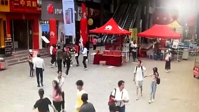 China: Imagens de videovigilância mostram momento em que a terra tremeu