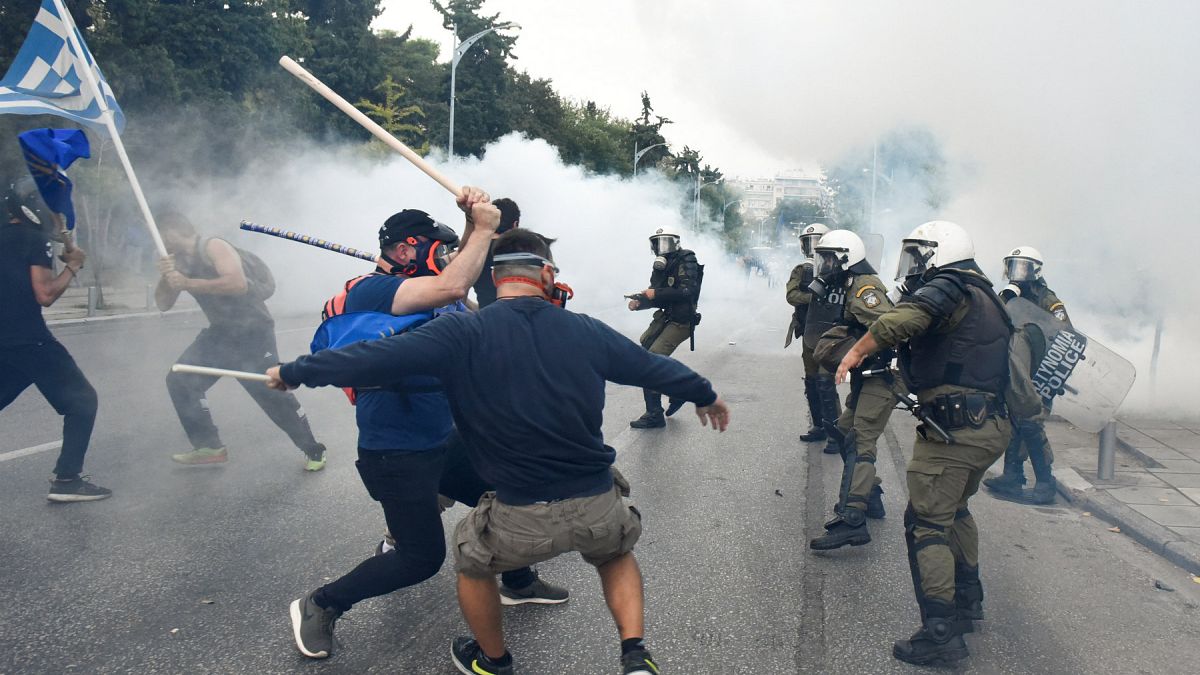 Selanik'te gerilim: Yunan polisi ile öfkeli göstericiler arasında arbede