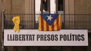 Yellow ribbons for imprisoned politicians cause controversy in Catalonia