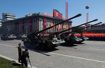 Észak-Korea: hiányoztak a legfejlettebb rakéták a parádéról