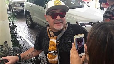 Maradona recebido em euforia no México