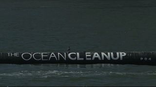 شاب يخترع جهاز تنظيف المحيطات ويبدأ بإزالة آلاف أطنان البلاستيك من المحيط الهادىء