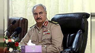 الجنرال خليفة حفتر المتقاعد يهدد بنقل الحرب إلى الجزائر