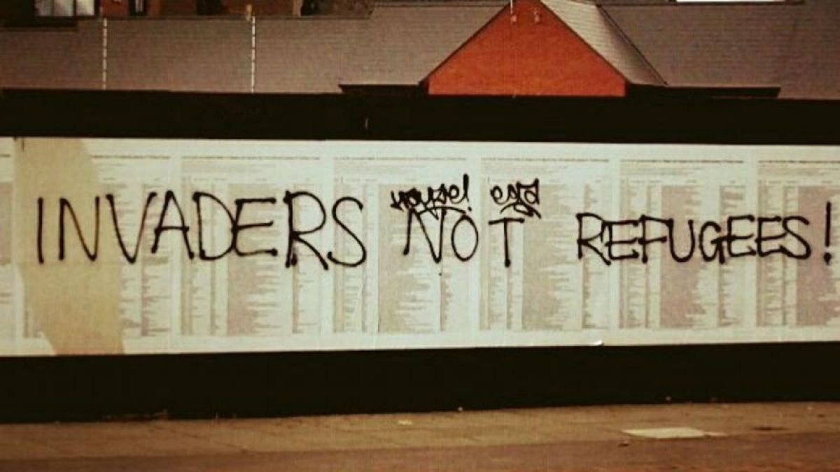 «متجاوزین و نه پناهندگان»؛ تخریب دیوار یادبود پناهجویان جانباخته در بریتانیا 