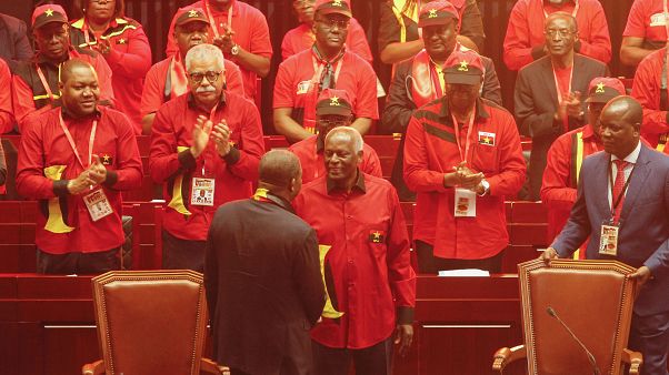 José Eduardo dos Santos cumprimenta João Lourenço no Congresso do MPLA José Eduardo dos Santos cumprimenta João Lourenço no Congresso do MPLA
